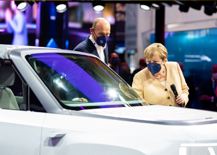 Ook de Duitse bondkanselier Angela Merkel kwam langs op de IAA Mobility om zich op de hoogte te stellen van de innovaties in de auto- en truckindustrie.