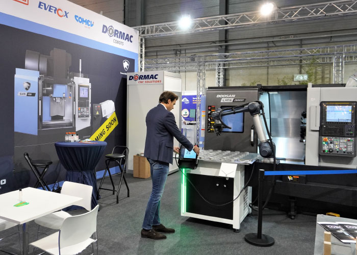 De verticale, drie-assige SVM 4100 freesmachine van Doosan wordt tijdens METAVAK de primeur bij Dormac. Daarnaast wordt cobot-automatisering in de spotlights gezet.