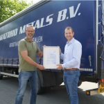 Ruud van der Jagt (links), mede-eigenaar van Matrho, en salesmanager Gijs van Gestel tonen het ISO 9001 certificaat. “Door de certificering zijn we in staat om meer klanten aan te trekken, de omzet te verhogen en te voldoen aan de behoeften, eisen, wensen en specificaties van klanten.”