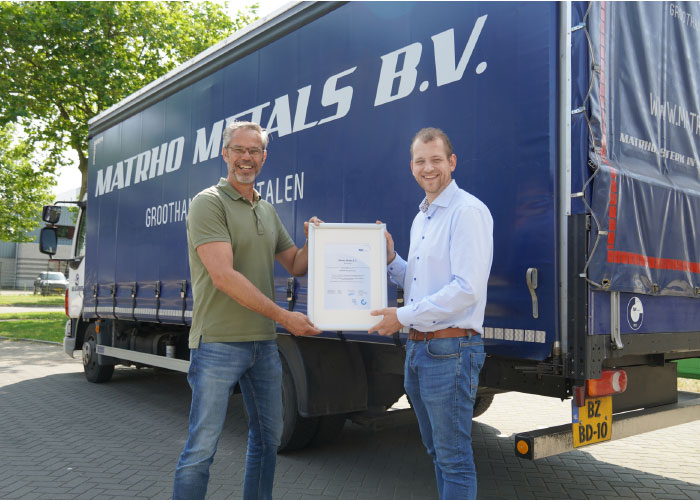 Ruud van der Jagt (links), mede-eigenaar van Matrho, en salesmanager Gijs van Gestel tonen het ISO 9001 certificaat. “Door de certificering zijn we in staat om meer klanten aan te trekken, de omzet te verhogen en te voldoen aan de behoeften, eisen, wensen en specificaties van klanten.”