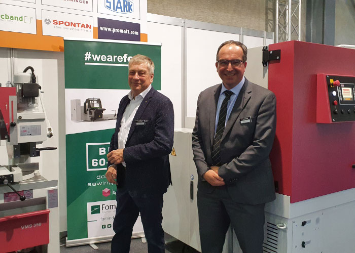 Henk Brinkman (links) is de specialist in cirkelzaagmachines, Benno Dieben in bandzaagmachines. “Er is echt interesse in zaagmachines met automatisering ervoor en erachter.”