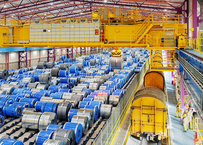 Een opslaghal voor rollen staal op de site van Tata Steel in IJmuiden. (Foto: Tata Steel)