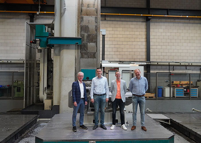 Gijs Koelewijn (Van Halteren Metaal), Frank Heerink (AFMI Verspanende industrie), Johan Cats (Posthumus Burgwerd) en Koen Dekker (Ledder Metaaltechniek) werken samen met de dertien andere leden van de Dutch Heavy Machining Association (DHMA) aan een sterke, toekomstbestendige Nederlandse grootverspaning. (foto: Tim Wentink)