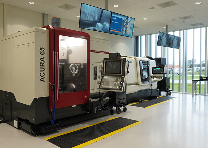 Een kijkje in het nieuwe Experience Center waar Hoffmann met behulp van een CNC-draai- en freesmachine presentaties, trainingen en opleidingen kan geven.