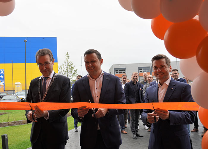 Henry Blom, algemeen directeur van Hoffmann Group Nederland, Burgemeester Jan Pierik van Borne en Robert Impler, senior vice-president Europe van Hoffmann SE, knippen het lint door en openen daarmee officieel het nieuwe pand van Hoffmann in Borne.