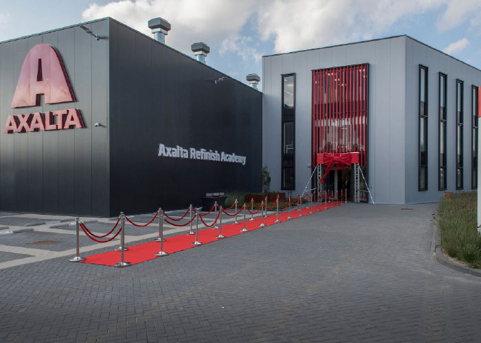 Axalta heeft eigen lakken geleverd voor het nieuwe pand. De staalconstructie is gecoat in een zilvergrijze polyester poederlak. De aluminiumpuien zijn gecoat in een zwartgrijze poederlak.