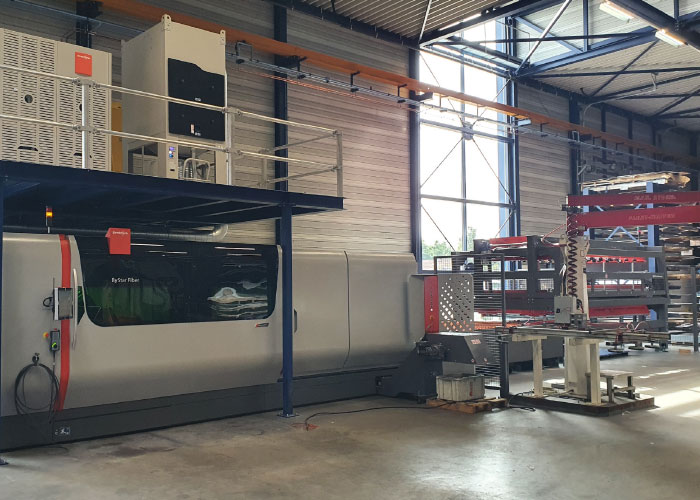 De nieuwe ByStar Fiber 4020 lasersnijmachine met 8 kW vermogen is gekoppeld aan een ByTrans Extended systeem, waarmee het beladen en ontladen van materiaal wordt geautomatiseerd en de capaciteit vergroot.