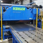 De Peak Performer 100P.2500-RB-C van de Duitse machinefabrikant Kohler verwerkt afhankelijk van de rekgrens van het te richten materiaal van 2000 mm breed tot een dikte van 12 mm.