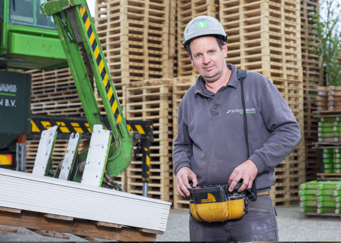 “Gipsplaten zijn zwaar”, begint Jan, directeur en mede-eigenaar van het bedrijf. “Dat is dan ook de voornaamste lichamelijke belasting die bij ons als afbouwbedrijf voorkomt; het tillen, dragen en verplaatsen van verschillende soorten gipskartonplaten.”