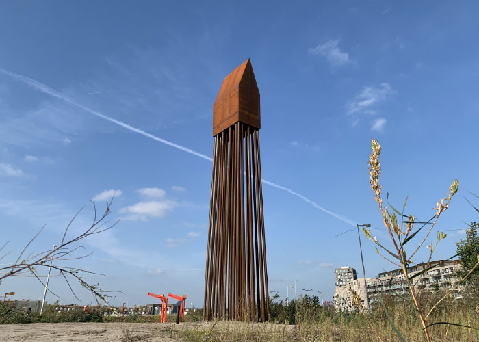 De 13,5 meter hoge palen van het kunstwerk zijn geproduceerd bij Tata Steel in Zwijndrecht. De weathering steel constructiebuizen waaruit de palen van het Palenhuis zijn gebouwd, zijn corrosiebestendig en hebben geen conservering nodig.