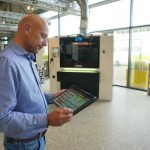 Accountmanager Patrick van Scherpenseel van Q-Fin demonstreert de mogelijkheden van SmartLink middels een app op zijn tablet-pc.