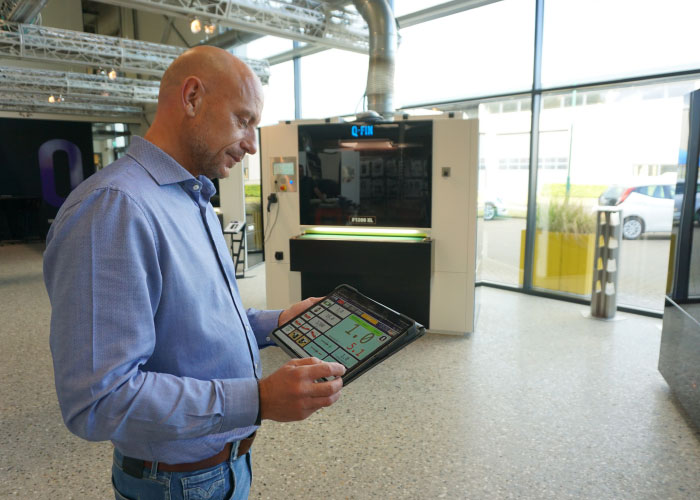 Accountmanager Patrick van Scherpenseel van Q-Fin demonstreert de mogelijkheden van SmartLink middels een app op zijn tablet-pc.