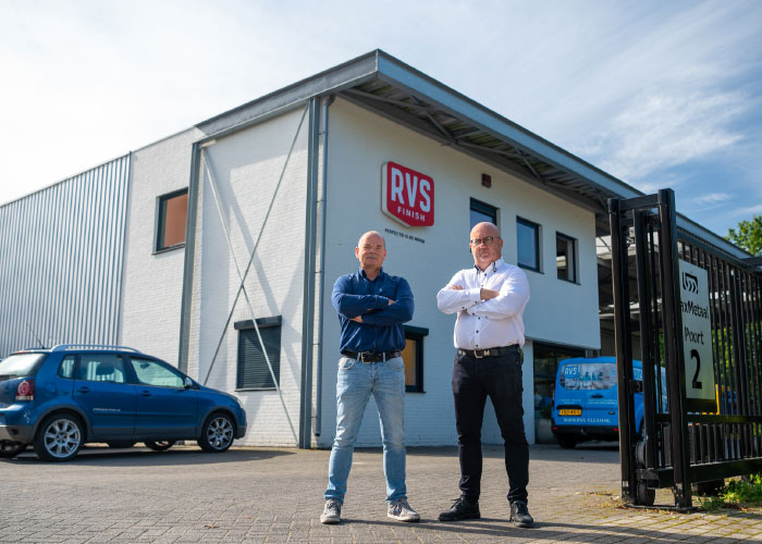 Bedrijfsleider Driek Brouwers (links) en operations manager Rick van de Ven van RVS Finish: “Sublimotion levert de ultieme oppervlaktebehandeling op. Voor RVS is dit het hoogst haalbare.”