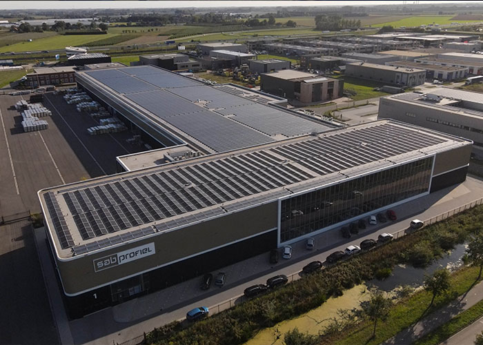 De nieuwe fabriek van SAB in Geldermalsen, waar hightech stalen panelen voor dak- en gevelbekleding worden geproduceerd.