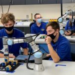 Het pakket bestaat uit een UR-cobot, een assemblagelijn en 3D-geprinte oefenelementen voor diverse taken, zodat studenten en docenten de vele mogelijkheden van de cobot kunnen simuleren en verkennen.