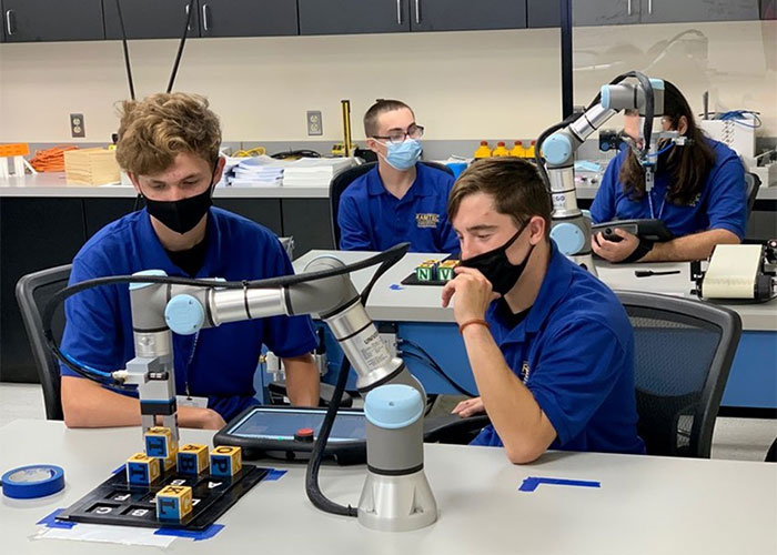 Het pakket bestaat uit een UR-cobot, een assemblagelijn en 3D-geprinte oefenelementen voor diverse taken, zodat studenten en docenten de vele mogelijkheden van de cobot kunnen simuleren en verkennen.