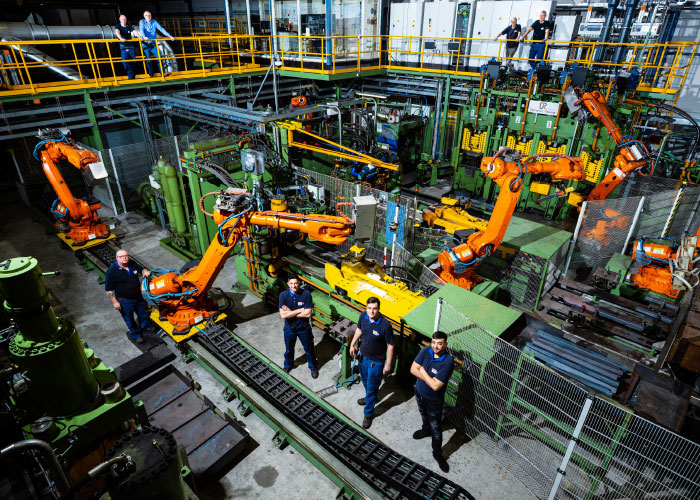 VDL Weweler maakt in Apeldoorn de veerarmen voor de luchtveerdragers voor getrokken materieel. Grote energieverbruikers in de fabriek zijn de hydrauliek aggregaten. Het bedrijf kreeg advies over het toepassen van andersoortige hydraulische regelingen om daarmee uiteindelijk energie te besparen.