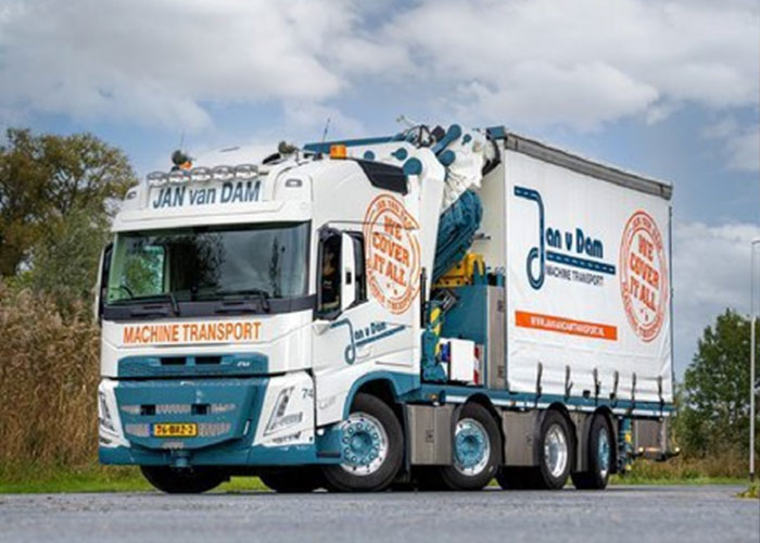 De nieuwe truck van Jan van Dam Machine Transport kan ook gebruikt worden als hoogwerker.