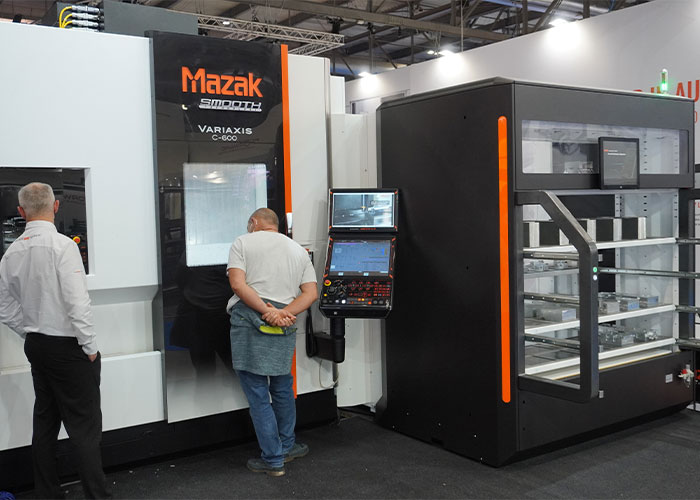 Op EMO Milano 2021 was de samenwerking tussen Mazak Europe en BMO Automation al duidelijk te zien. Het nieuwe, vijfassige C-600 bewerkingscentrum van Mazak werd gepresenteerd samen met de Platimum 50 van BMO. (foto: Tim Wentink)