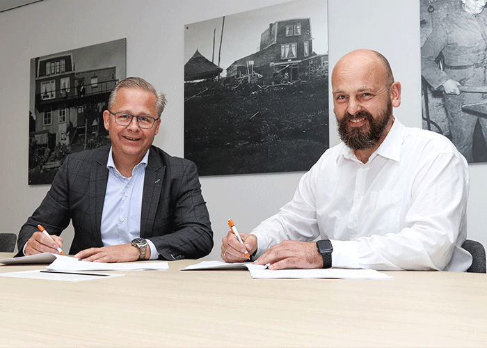 De deal is rond. Links René van der Sluis van Van der Sluis Constructie, rechts Wim Holtland van Holland Metaal, die als adviseur betrokken blijft.