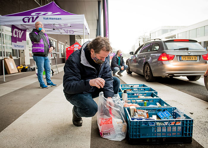 Met de producten die de stakers meebrachten, konden 20 kratten voor de voedselbank worden gevuld. (Foto: Sjurlie Fotografie)