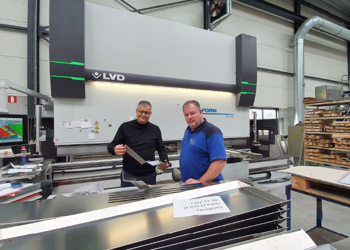 Hugo Jansen (rechts) en sales manager Mathijs Wijn van LVD bij de Easyform kantbank van Jansen Machinebouw. In maart wordt de kantcapaciteit verdubbeld door de komst van een tweede identieke machine.