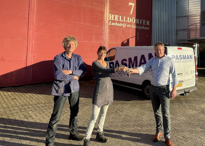 Dolf Pasman (rechts) ontvangt de sleutels van het bedrijfspand in Arnhem van Petra Eijkelkamp en Casper Helldörfer.