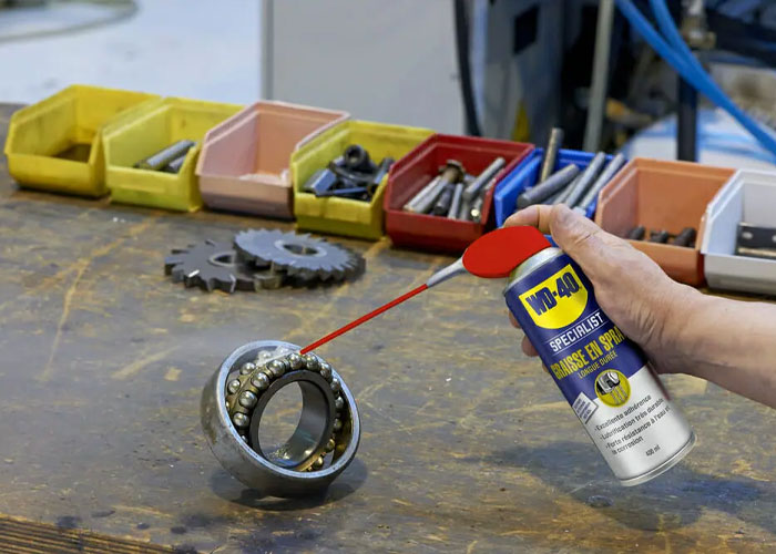 WD-40 Specialist Spuitvet kan gebruikt worden op alle soorten metalen oppervlakken, die een langdurige smering en bescherming nodig hebben.