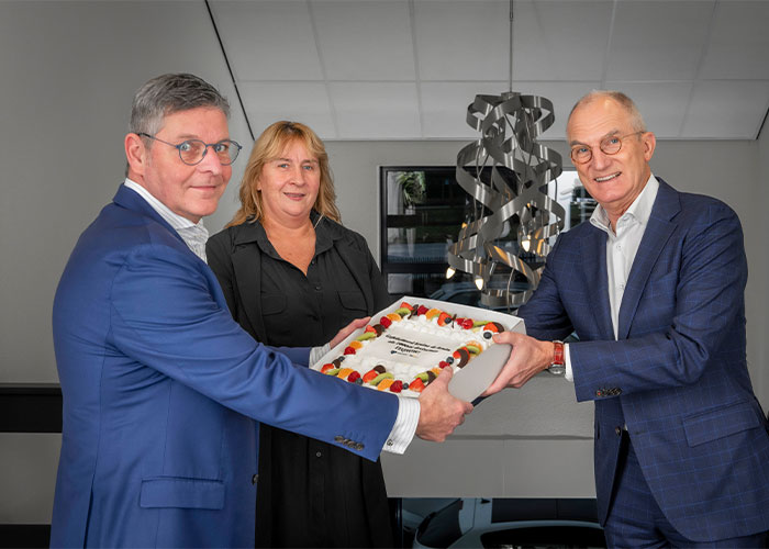 V.l.n.r. Ardi Schrama en Marjo Puttock, directeuren van Bruine de Bruin, ontvangen uit handen van Metaalunievoorzitter Fried Kaanen een feestelijke taart. (Foto: Sander van der Torren)