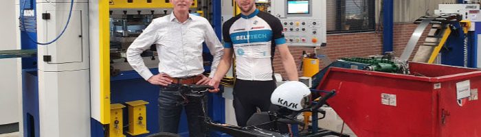 Eddy van den Belt van persenleverancier Belttech ondersteunt triatleet Han Peter Lucas, zodat die kan deelnemen aan de Ironman Hawaiï, het WK triatlon.