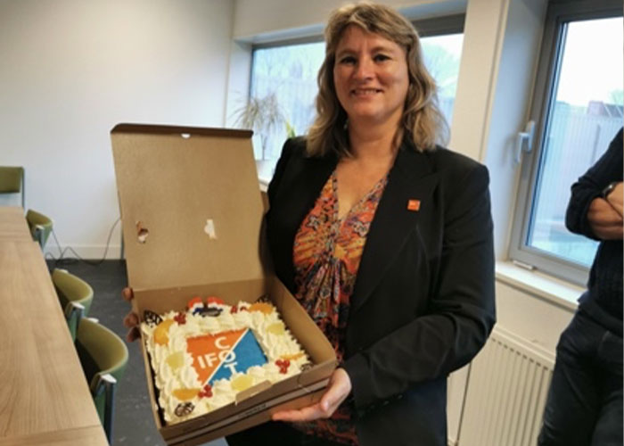 Pauline Meijwaard, managing director van IFO Netherlands, presenteert het nieuwe logo van IFO-COT.