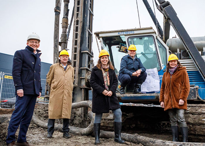 V.l.n.r. Jaap Nieuwenhuijse (NABR), Hein Trebbe sr. (Trebbe), Bianca Screever (Demcon), Dennis Schipper (Demcon) en June Nods (gemeente Enschede).