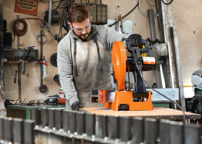 De FEIN afkortzaag metaal levert snelle en nauwkeurige werkresultaten bij het doorslijpen van verschillende materialen.