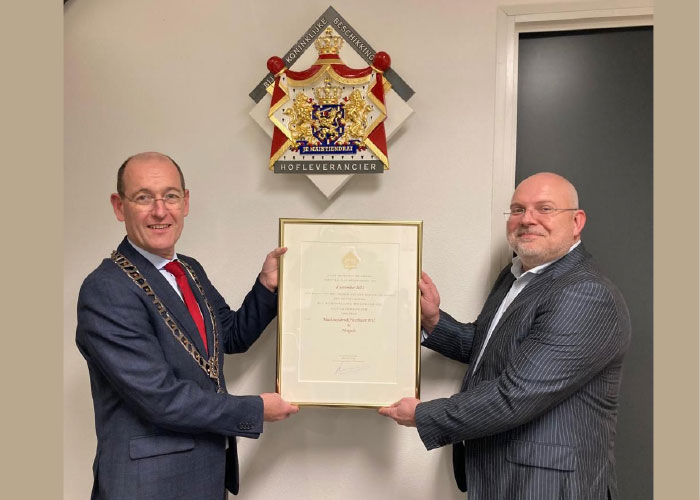 Burgemeester Sander Schelberg van Hengelo overhandigt het Predicaat Hofleverancier aan directeur Floranck van Goethem van Machinefabriek Heerbaart. (Foto: Gemeente Hengelo)