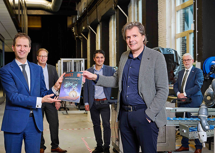 Eddy van Hijum, gedeputeerde Overijssel, neemt het Industriekompas in ontvangst uit handen van Arjan Ester, voorzitter kopgroep BOOST Smart Industry,