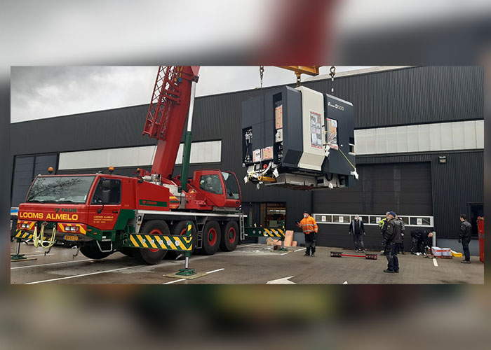 Een van de twee Makino D500 5-assers wordt gelost bij de fabriek van NTS Norma.