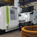 Edwin Klap, directeur van K&G Machining, naast de nieuwe Hartford SW-220 portaalfreesmachine. De machine wordt ingezet om grote ringen te bewerken tot flenzen.