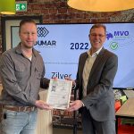 Voorzitter Peter van Duijn van de landelijke keurcommissie MVO Nederland overhandigt het MVO Zilver keurmerk aan directeur Casper Tielen van Edumar Metaalbewerking.