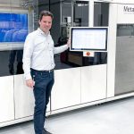 Egon Seegers van ABB Turbocharging bij de MetalFAB1 3D-metaalprinter. Hiermee kunnen reserveonderdelen sneller worden geproduceerd en hoeven ze minder op voorraad te worden gehouden.