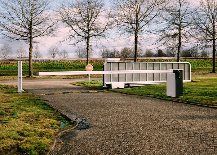 Saros is bestand tegen zware weersomstandigheden. Uitvoerig testen wees uit dat het model van 4 meter zelfs met de slagboom omhoog windkracht 3 weerstaat.