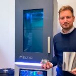 Ralf Verhoeven van 3D Printer Solutions bij de Meltio M450 3D Printer. Deze is ideaal voor de fabricage van kleine tot middelgrote onderdelen en onderzoek naar multimetaal 3D-printen.