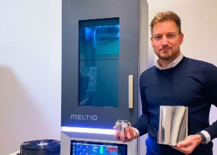 Ralf Verhoeven van 3D Printer Solutions bij de Meltio M450 3D Printer. Deze is ideaal voor de fabricage van kleine tot middelgrote onderdelen en onderzoek naar multimetaal 3D-printen.