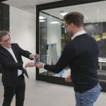 Wethouder economie René de Heer van Zwolle en directeur Marius Woldberg van Perron038 met het symbool voor de samenwerking, een 3D print van de logo’s van Perron038 en de gemeente.