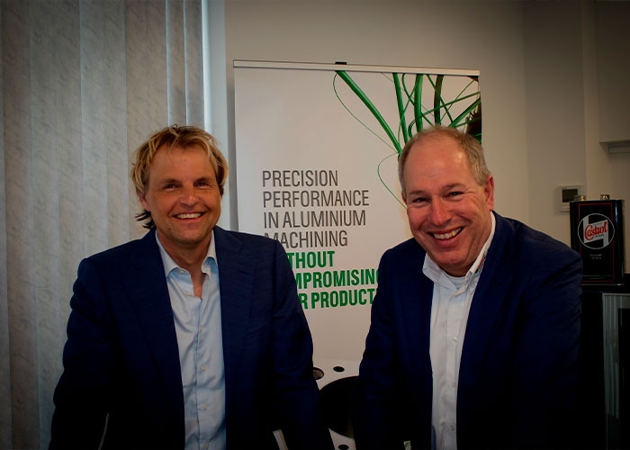 De ‘Castrol Sales Engi¬neers’ Norbert Pedersen (links) en Leon Verschuren zijn overgestapt naar Optimol.