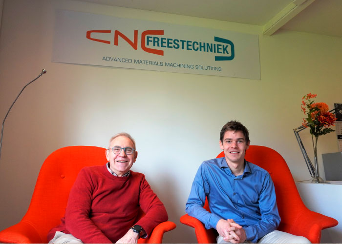 Joop (l) en Allard Lahm van CNC Freestechniek: “Om composiet succesvol te verspanen moeten de eigenschappen van het werkstuk in kaart worden gebracht om tot de juiste gereedschappen en bewerkingsstrategieën te komen.”