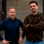 Operations Directeur Jeroen Nijsse (rechts) en Commercieel Manager William Roelofs van Dumaco Kampen. “Vooral series van 100 tot 500 stuks hebben we graag. Daar zijn we perfect voor ingericht.”