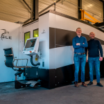 Joris en Willem Vergeest bij de Eagle iNspire fiberlaser met een bed van 3 x 1,5 m. Met 15 kW en 6g accelaratie realiseert de machine een hoge productiviteit in een brede range aan plaatdiktes.