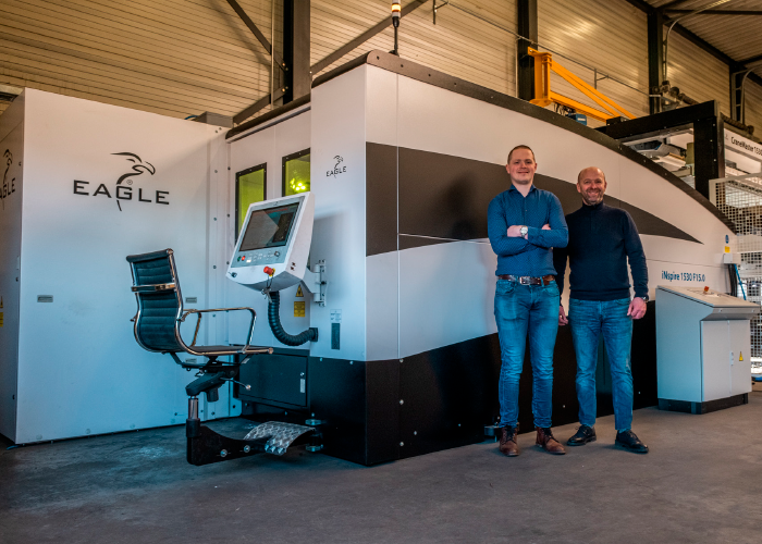 Joris en Willem Vergeest bij de Eagle iNspire fiberlaser met een bed van 3 x 1,5 m. Met 15 kW en 6g accelaratie realiseert de machine een hoge productiviteit in een brede range aan plaatdiktes.