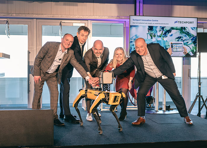 Vertegenwoordigers van de initiatiefnemers kondigen samen met Spot de Robot het Techport Innovation Centre aan.