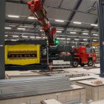 Op de nieuwe decoiler die wordt opgebouwd gaat MCB RVS- en aluminiumplaten verwerken. Deze machine kan plaatbreedtes knippen van 2000 mm en diktes van 5 mm.